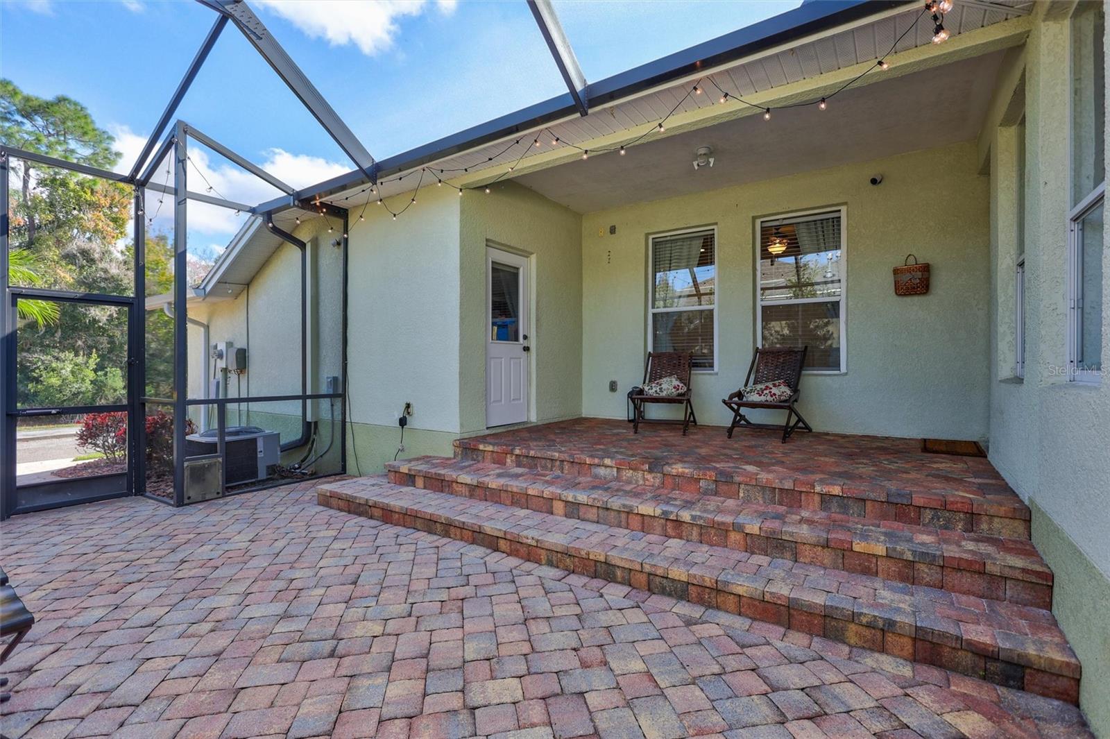 Large screened in rear lana