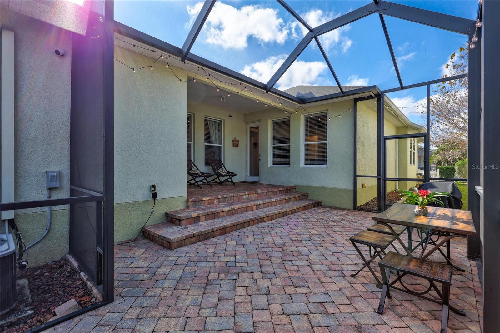 Large screened in rear lana