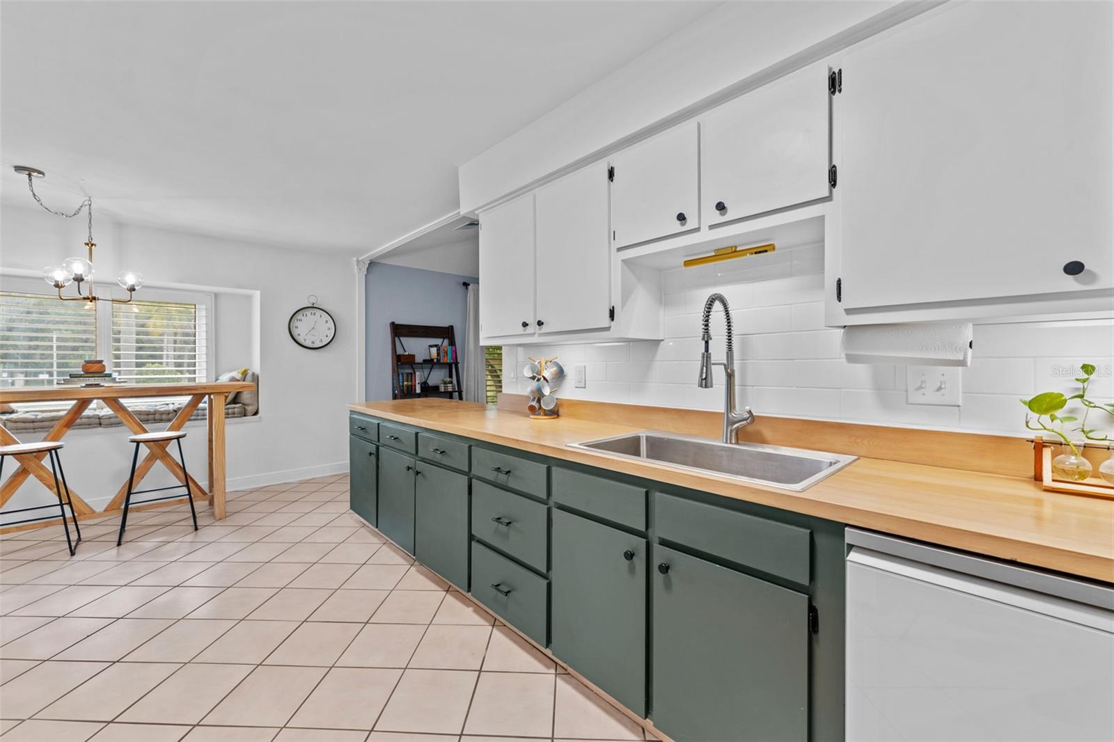 Kitchen with wood-look grain countertops