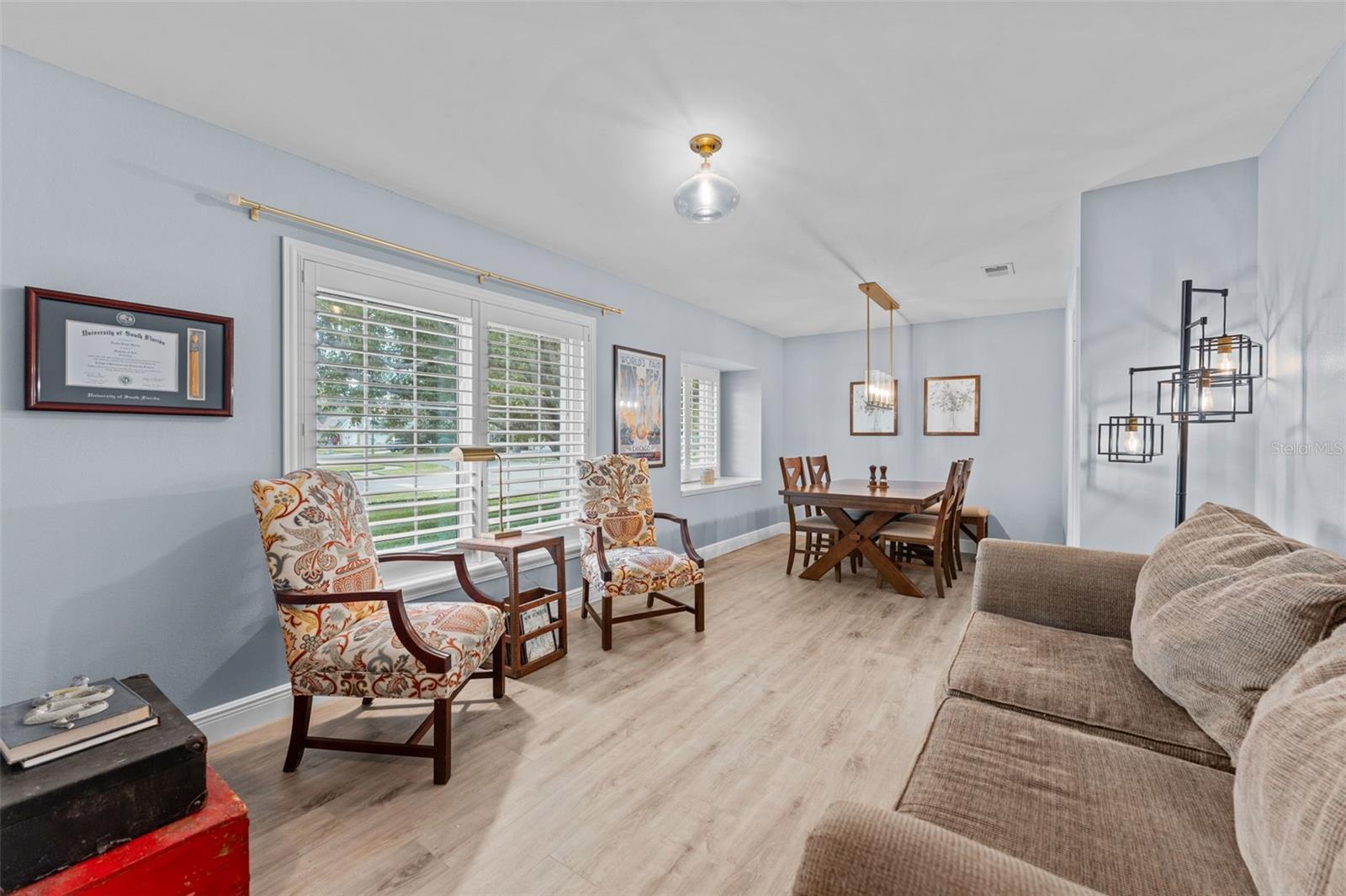 Family Room and Dinaing Area Combo!