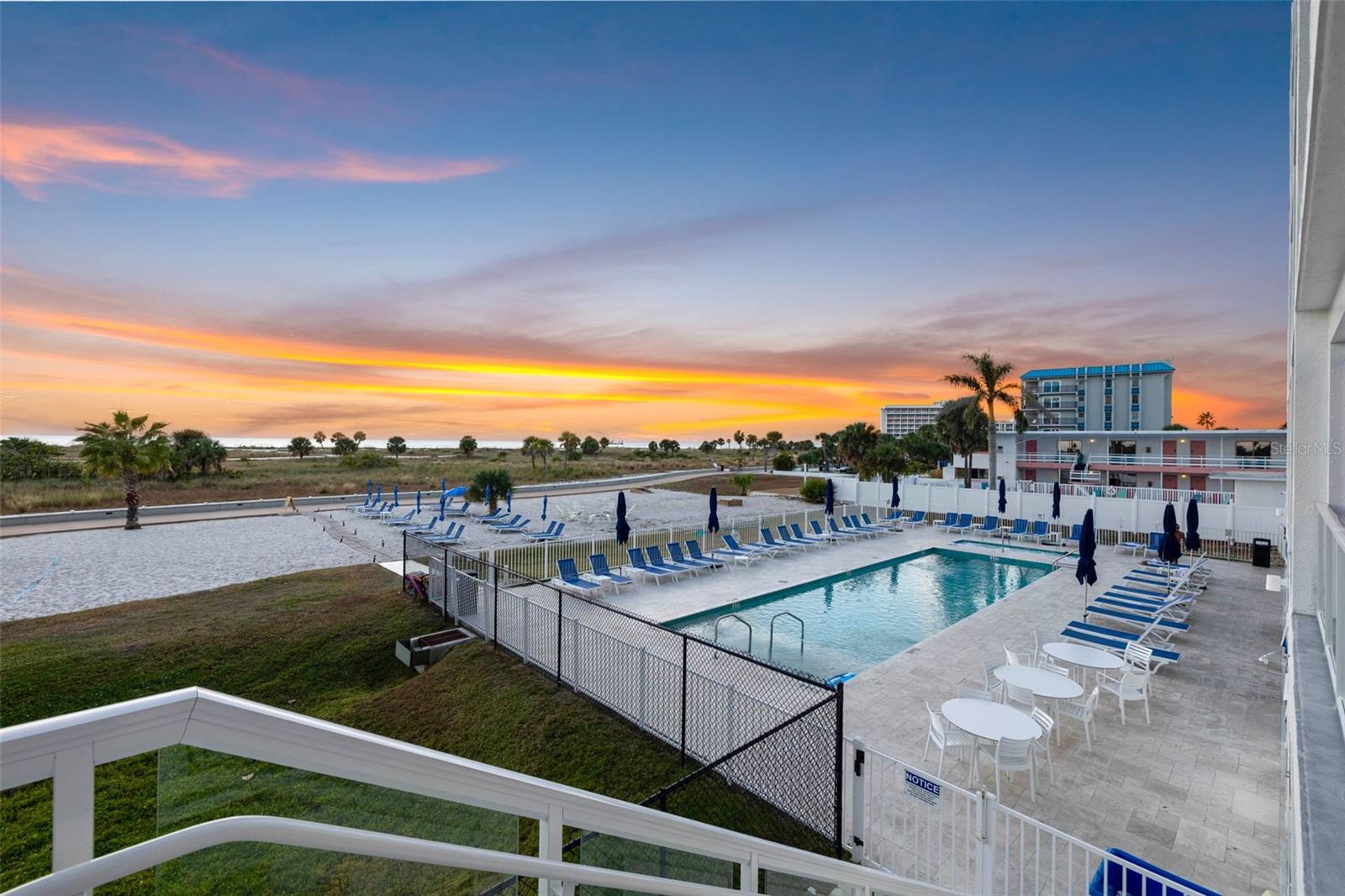 Direct access to pool & beach