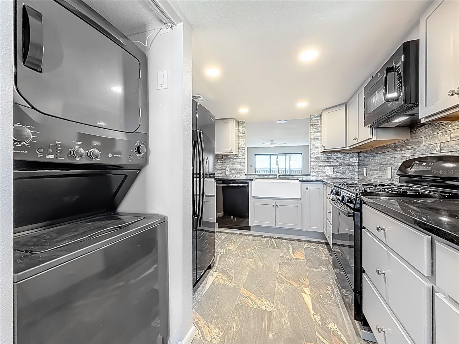 Stackable washer & dryer convey