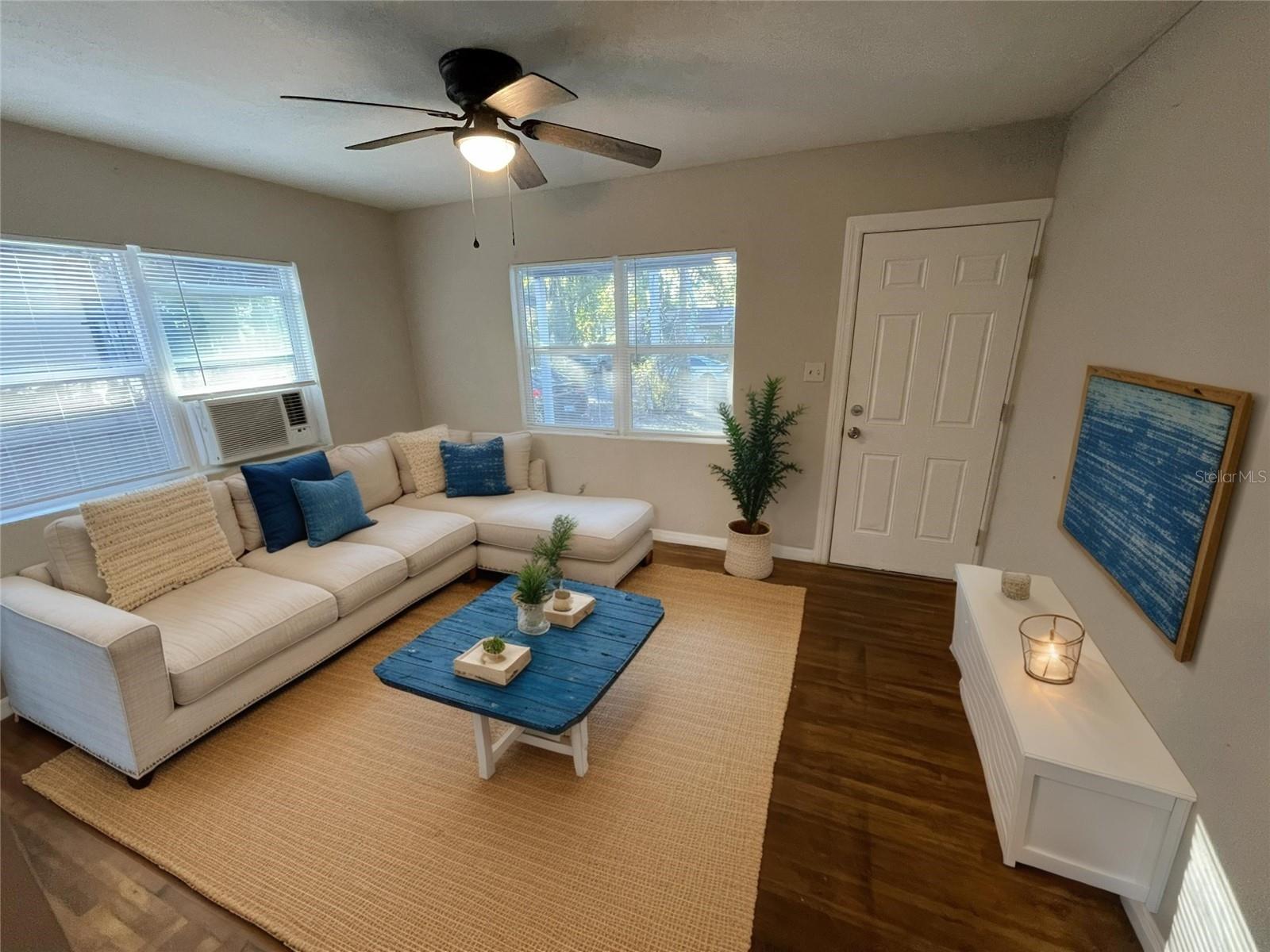 Living room - virtual staging