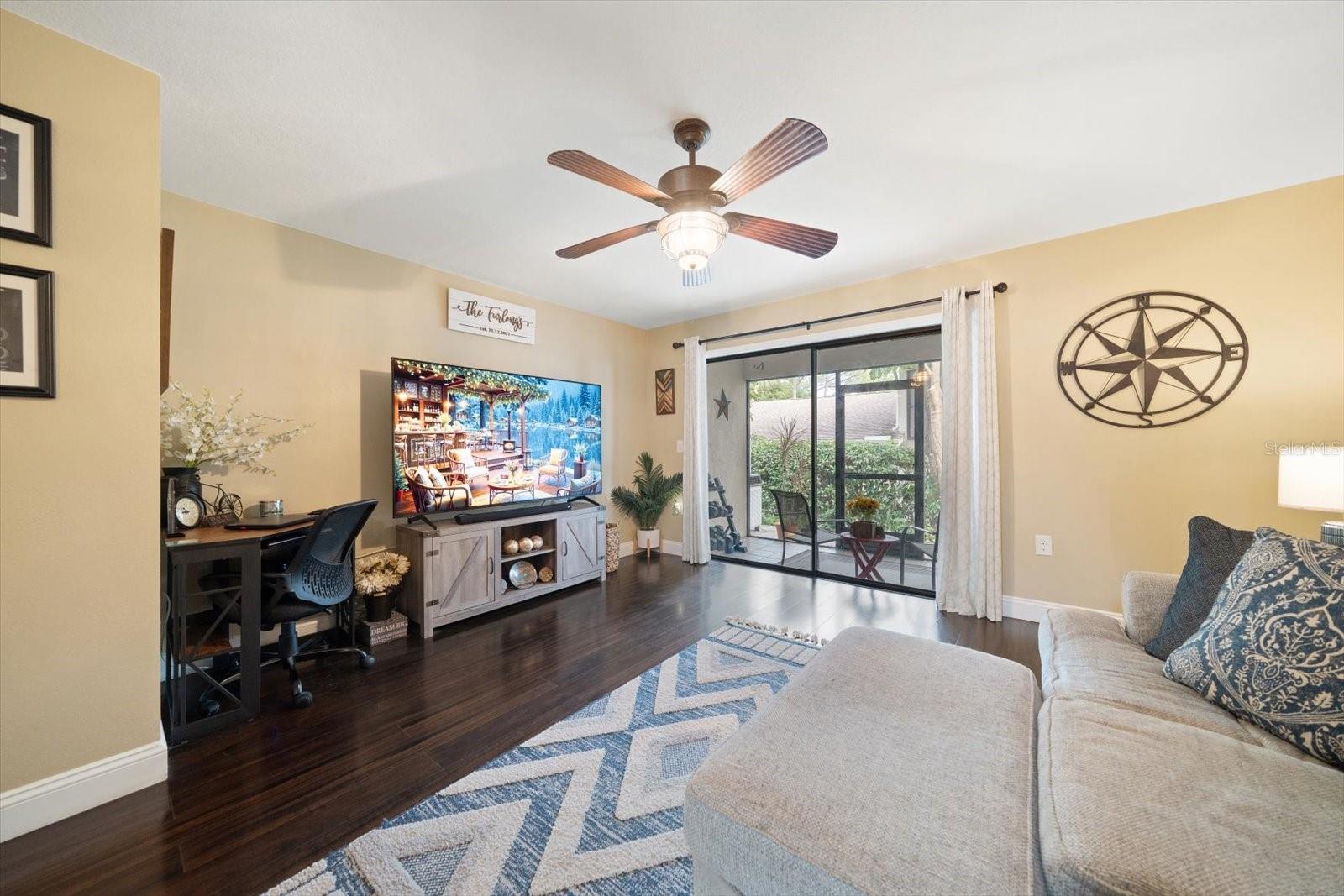 Earth tones enhance the space providing optimal comfort.