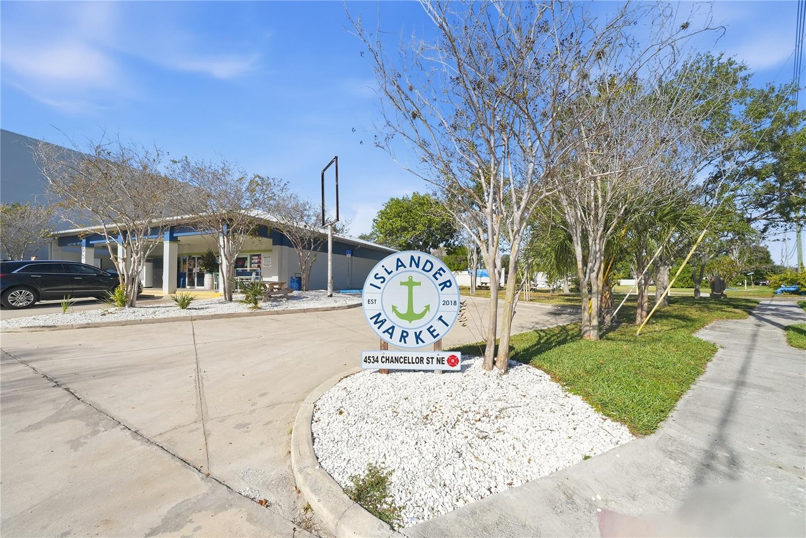 "The Islander"-Local Market in the neighborhood-