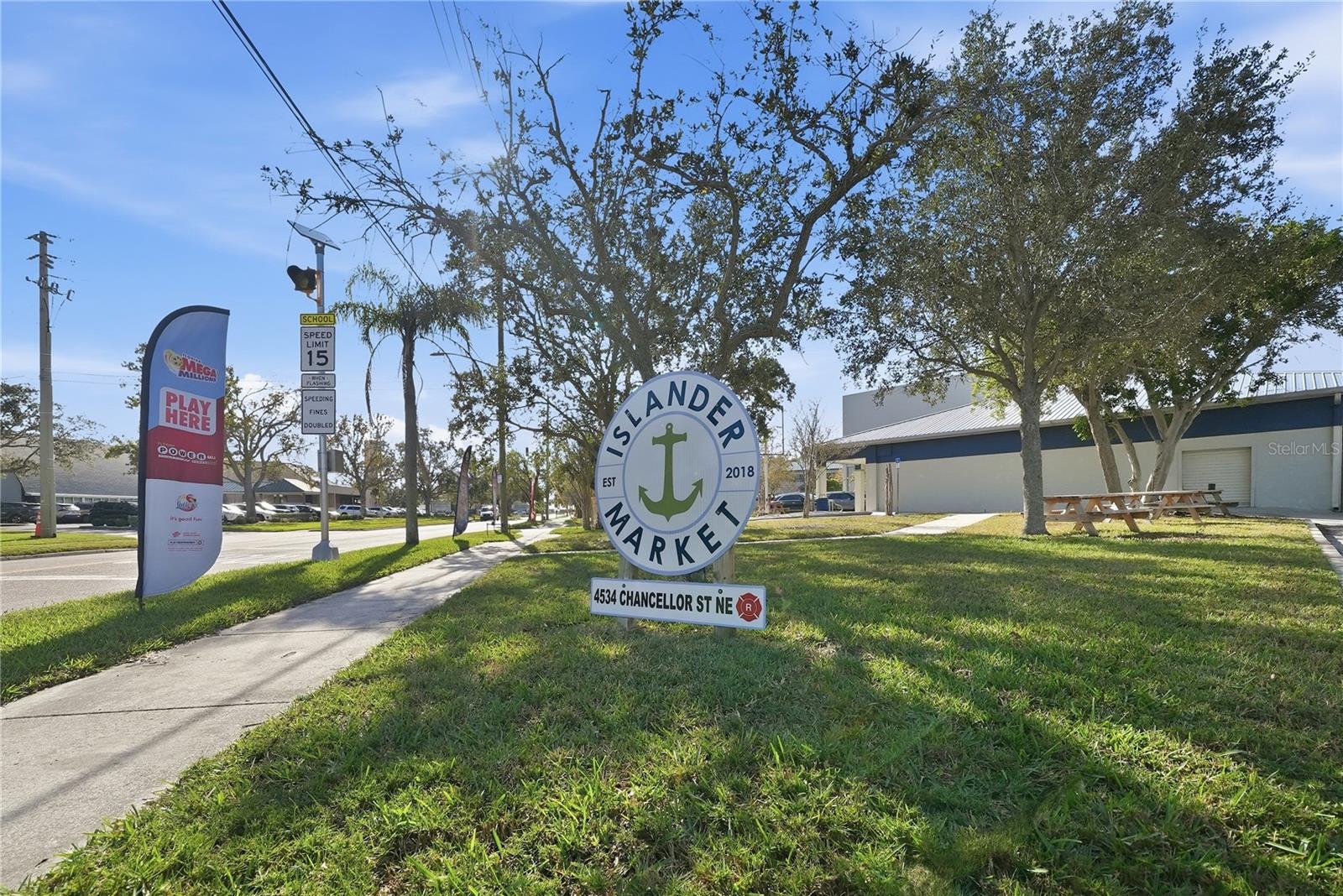 "The Islander"-Local Market in the neighborhood-