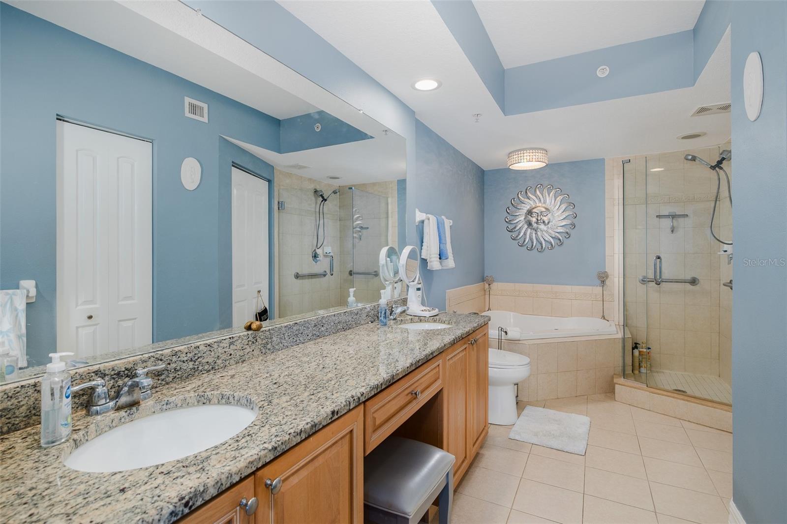 Primary ensuite bath, dual sinks