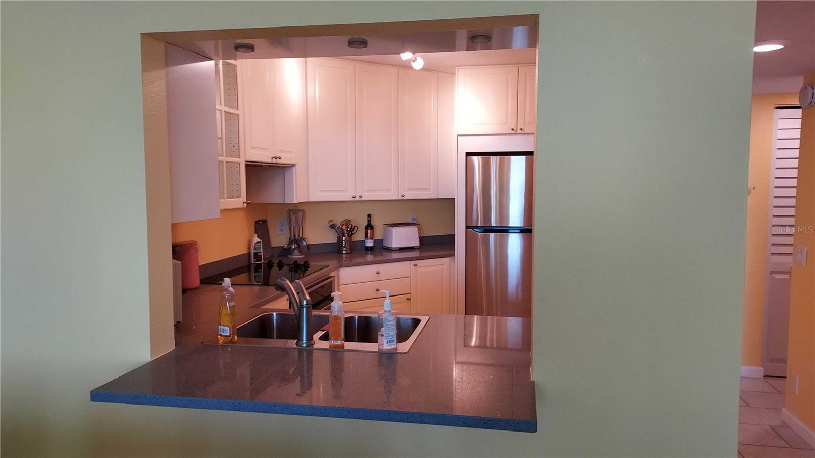 Breakfast bar / kitchen pass through