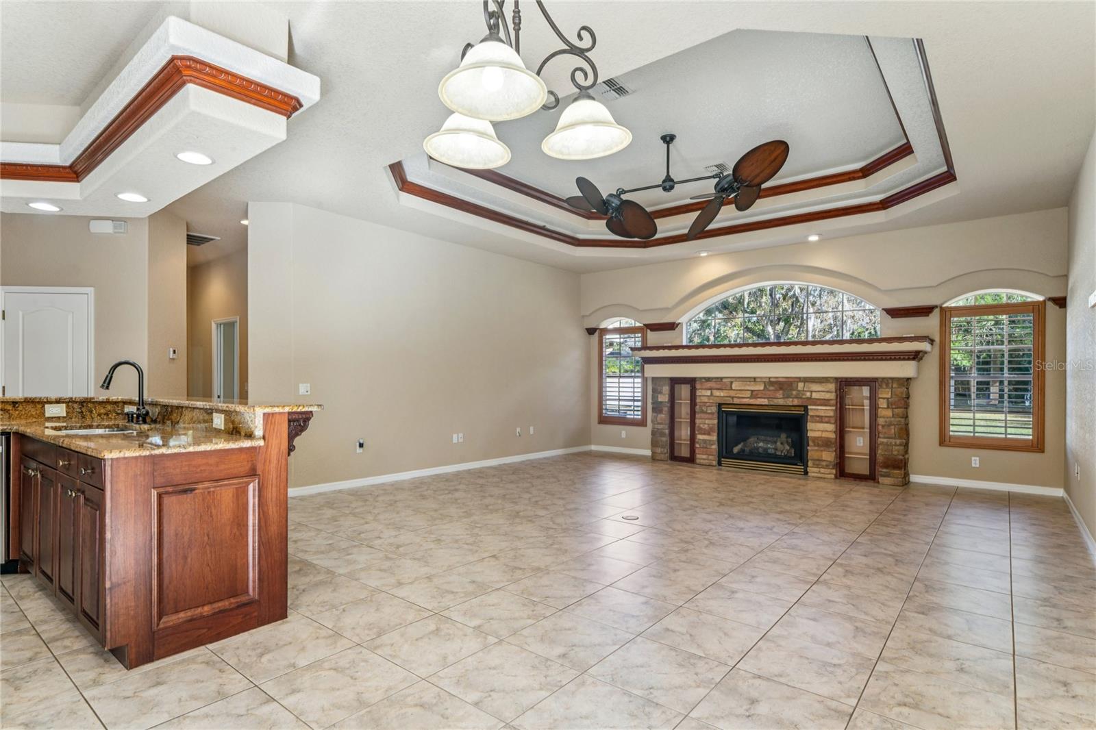 FAMILY ROOM/FIREPLACE