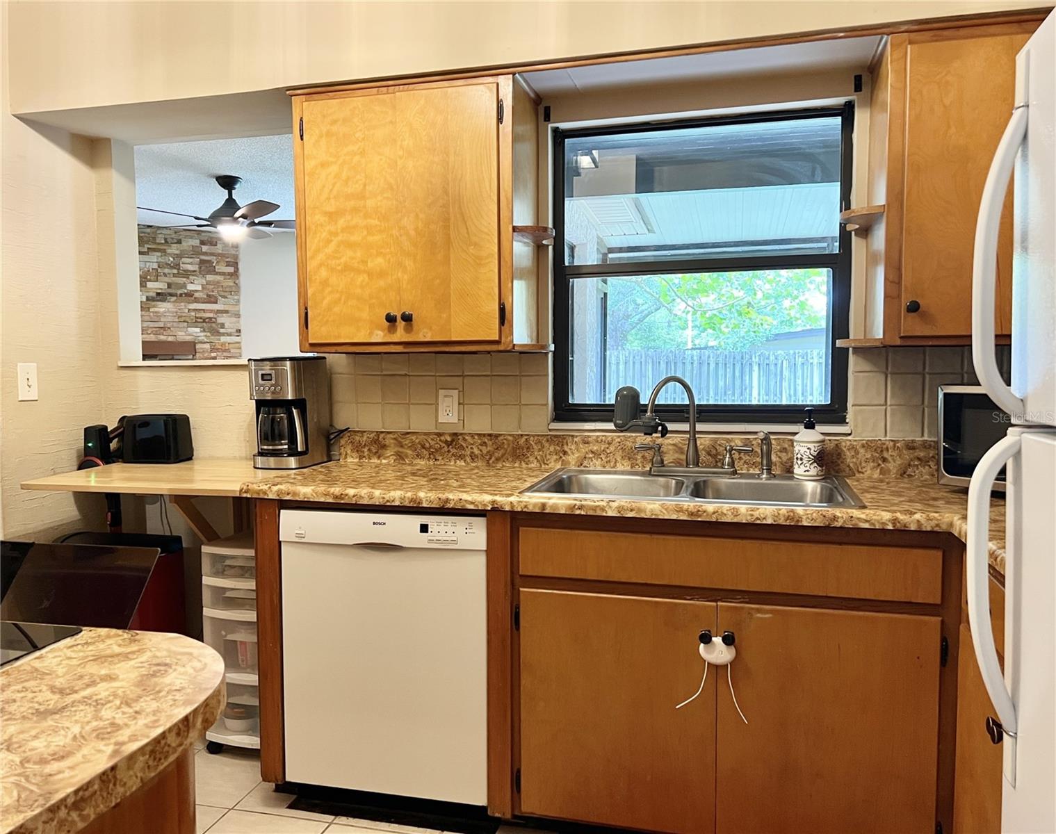 Kitchen - Pass Thru to Screened Patio