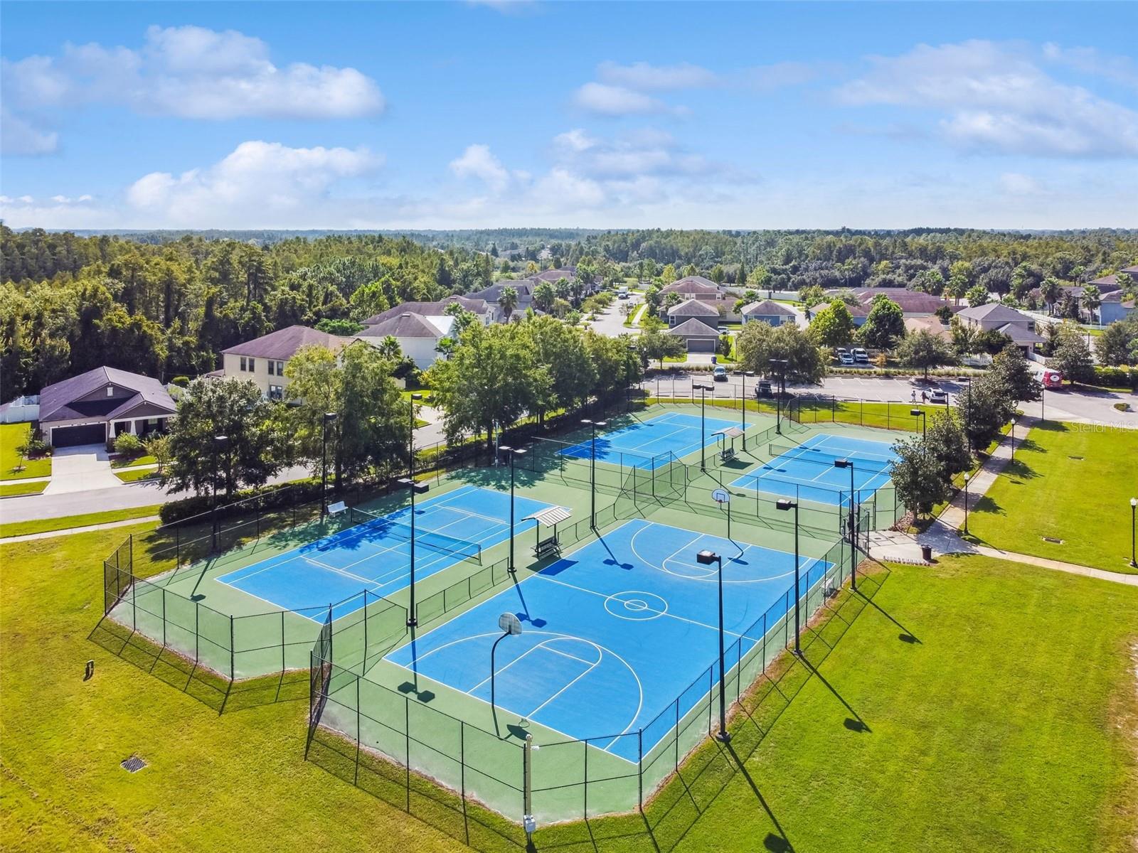 TENNIS / BASKETBALL COURT