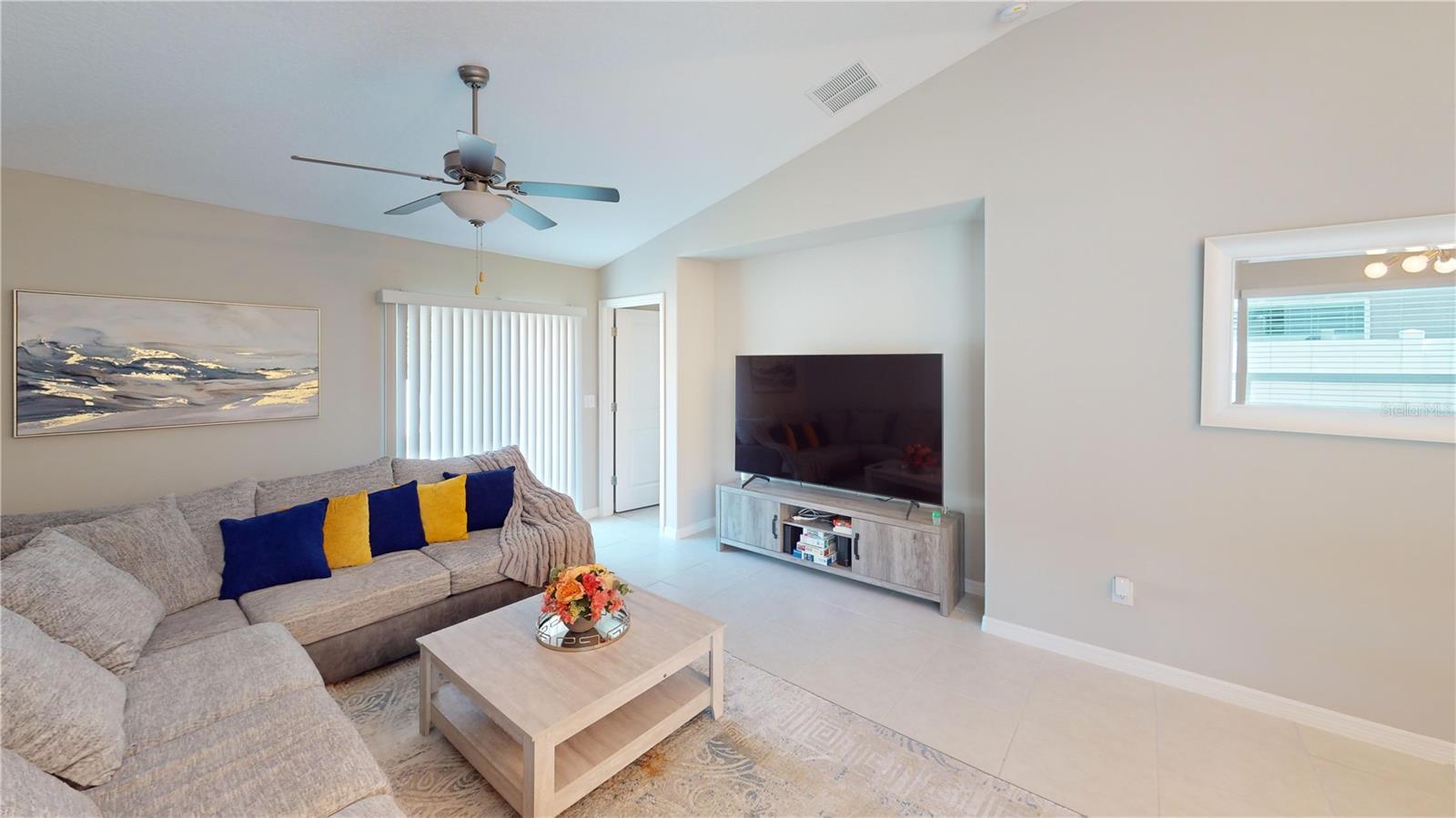 SPACIOUS LIVING ROOM