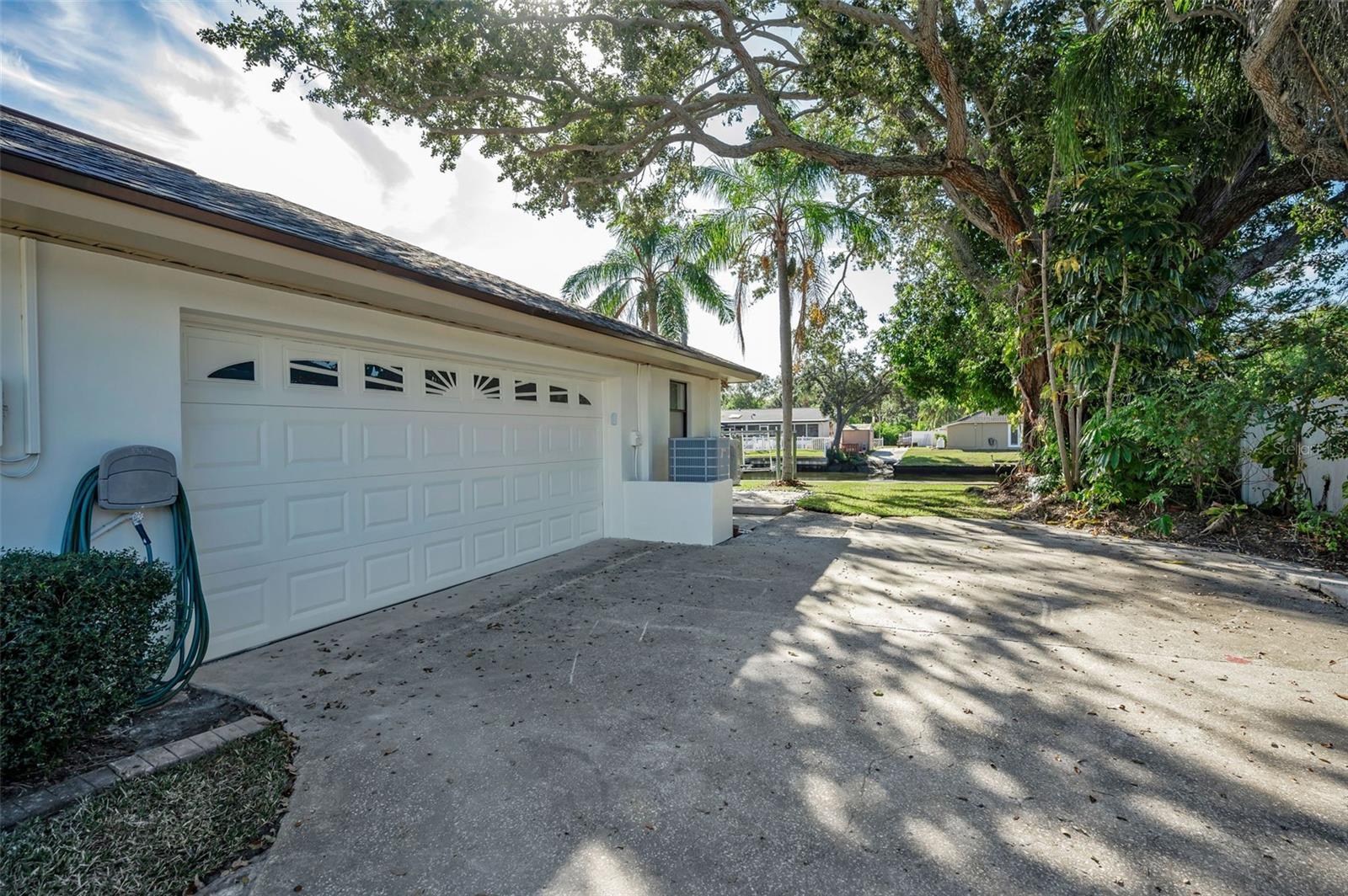 Side-load garage