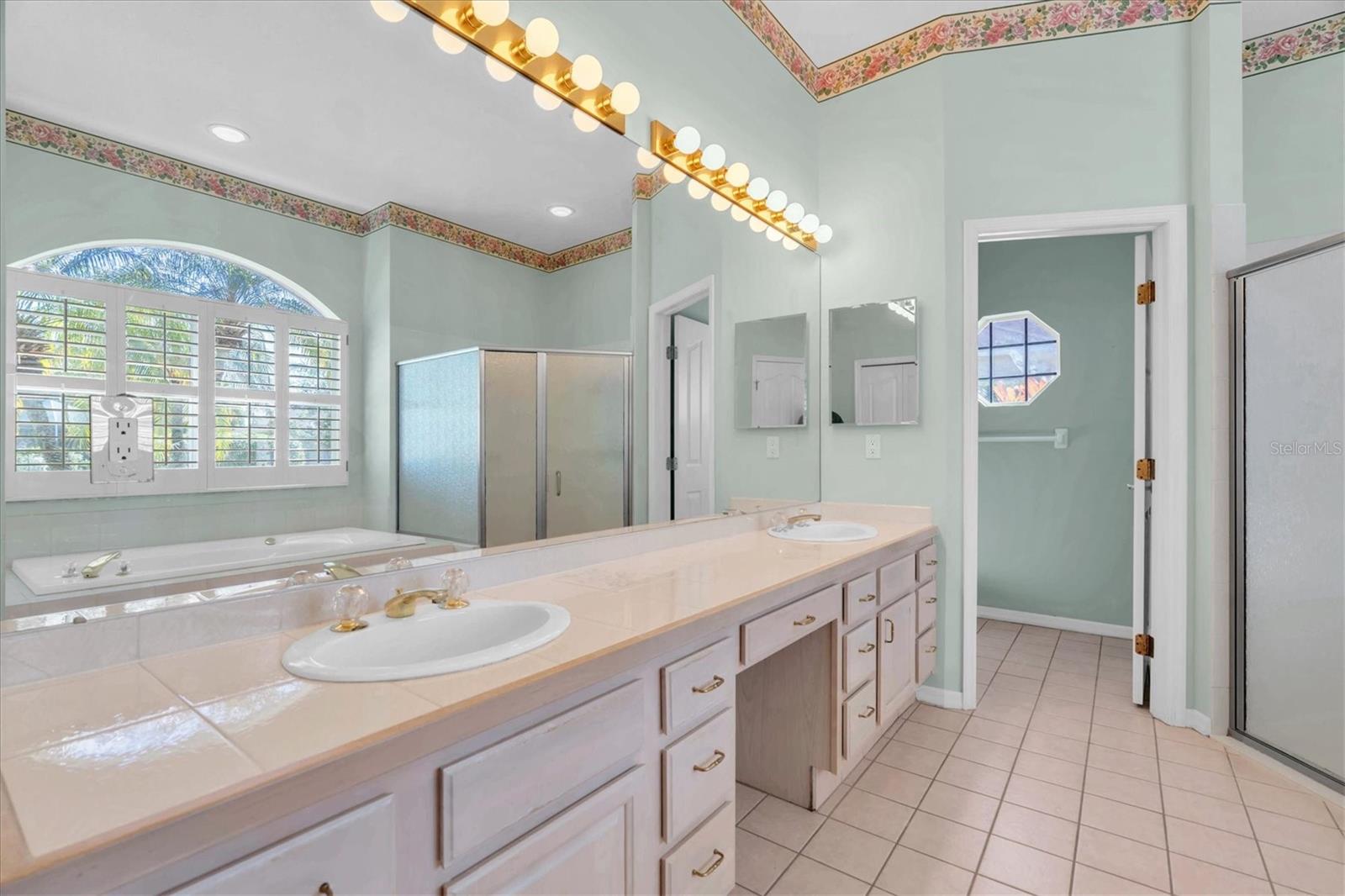 owners bath/dual sinks