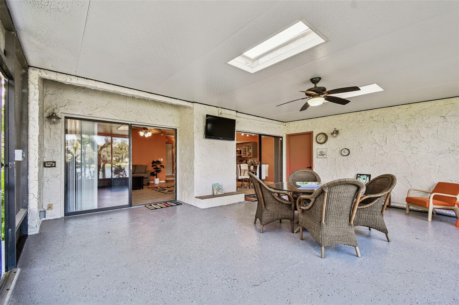 2 sliders leading to covered Lanai