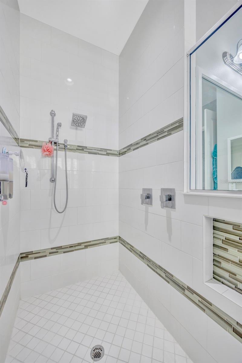 Primary En-Suite Bath