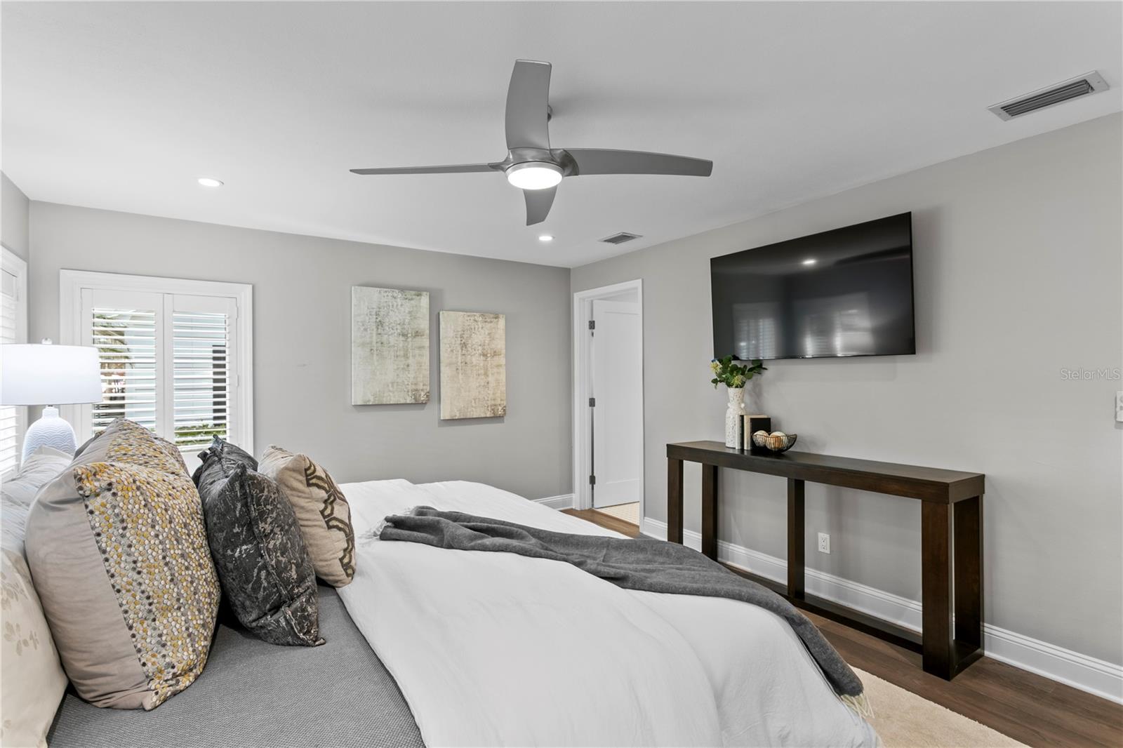 En suite bath in primary