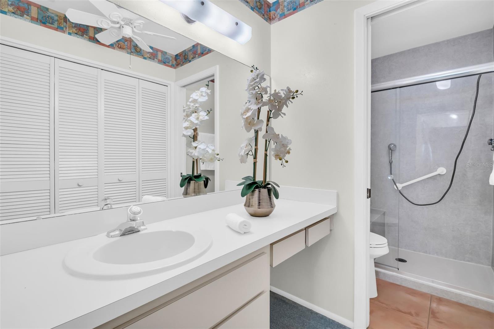 Master en-suite offers make-up/vanity space & private bath~