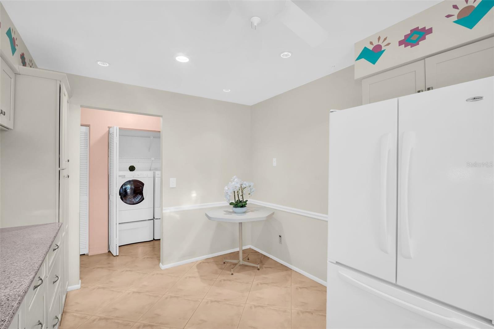 Eat-in kitchen nook for casual dining~