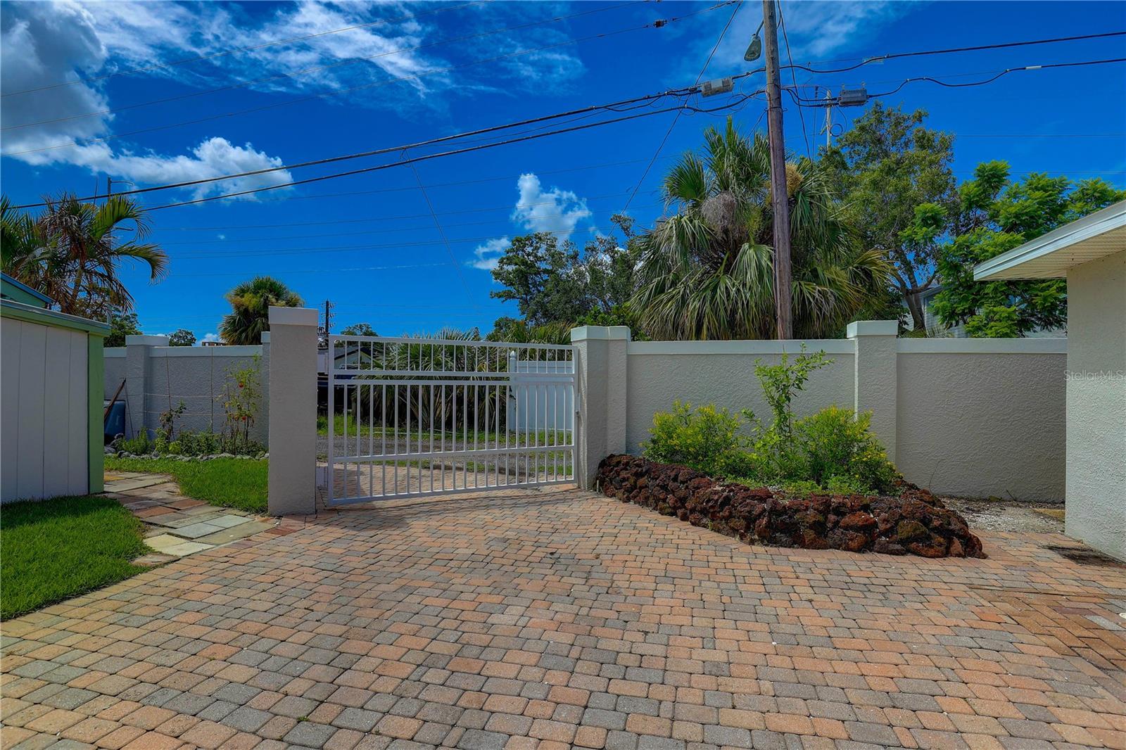 Guest quarters driveway