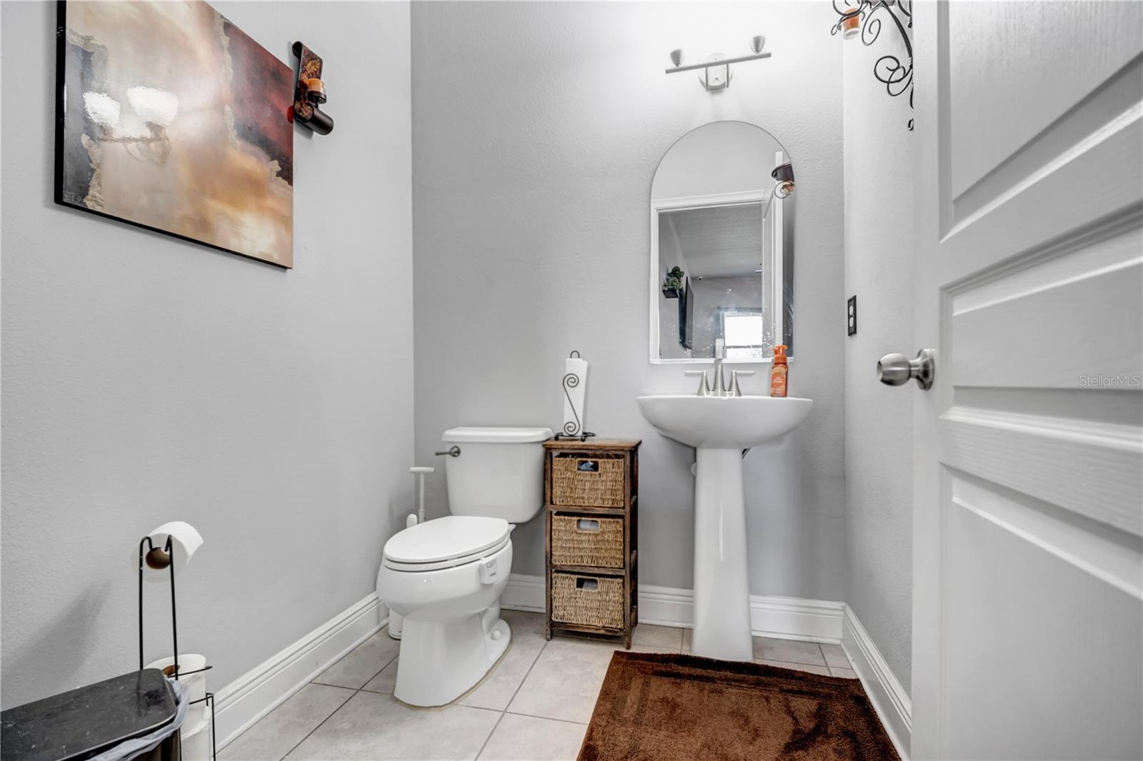 GUEST BATHROOM WITH PEDESTAL SINK