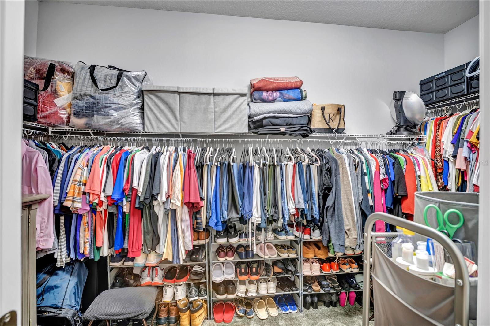 MASTER WALK-IN CLOSET
