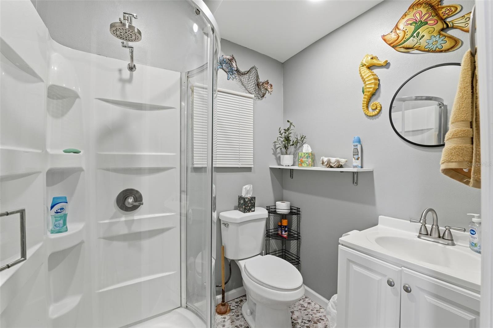 Bathroom (1st floor)