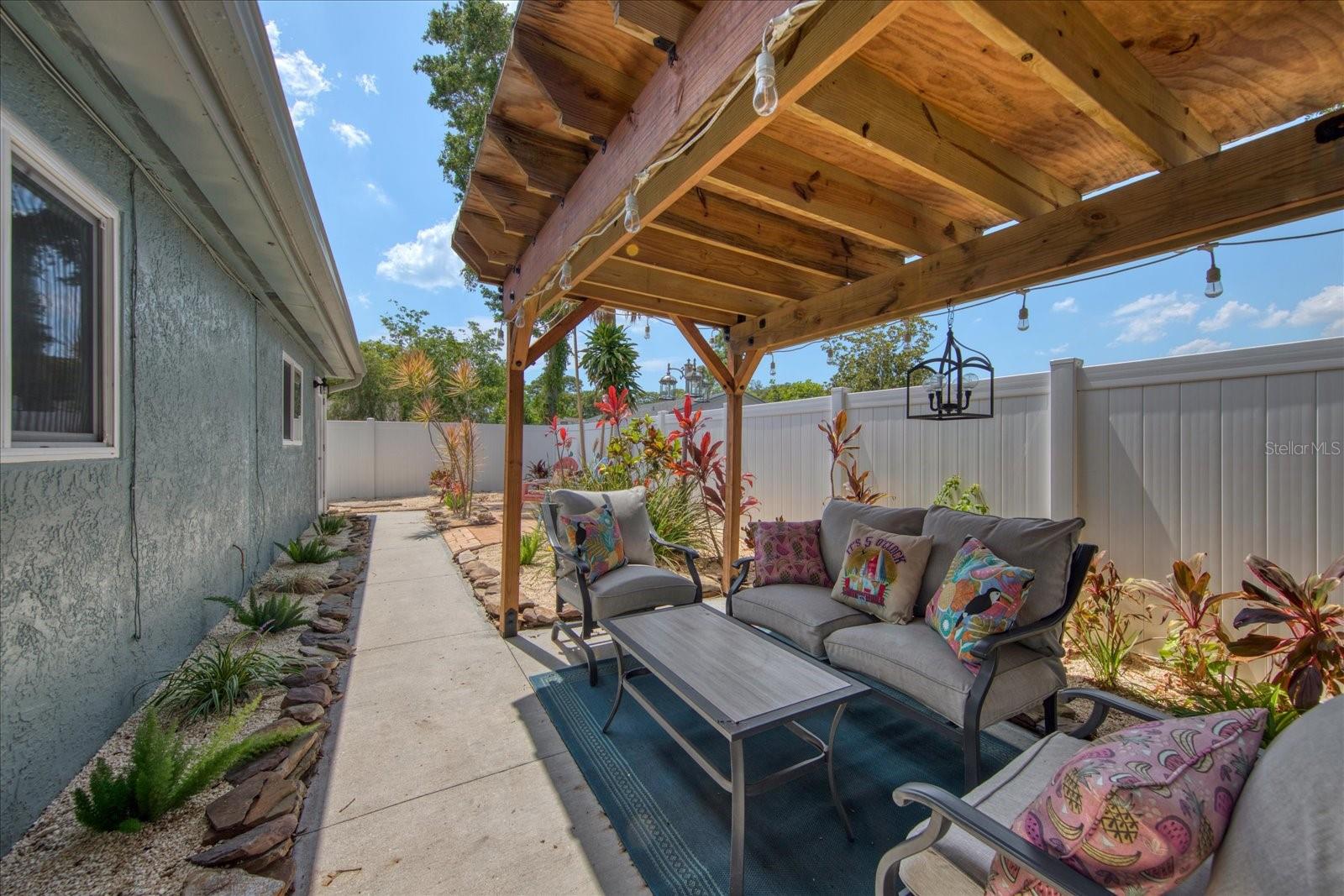 Nice Cabana setting in back yard.