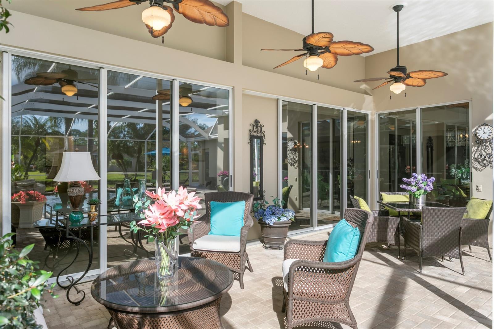 Spacious Under Roof Screened In Lanai!