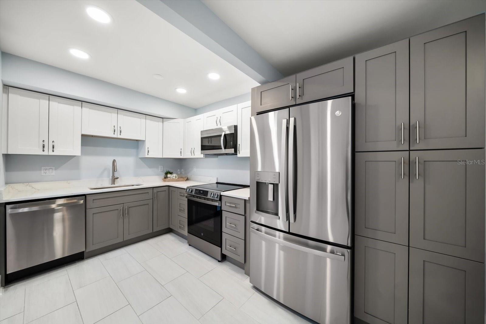 Large and spacious in design, enjoy the cooking and entertaining in this fully equipped kitchen with lots of details!