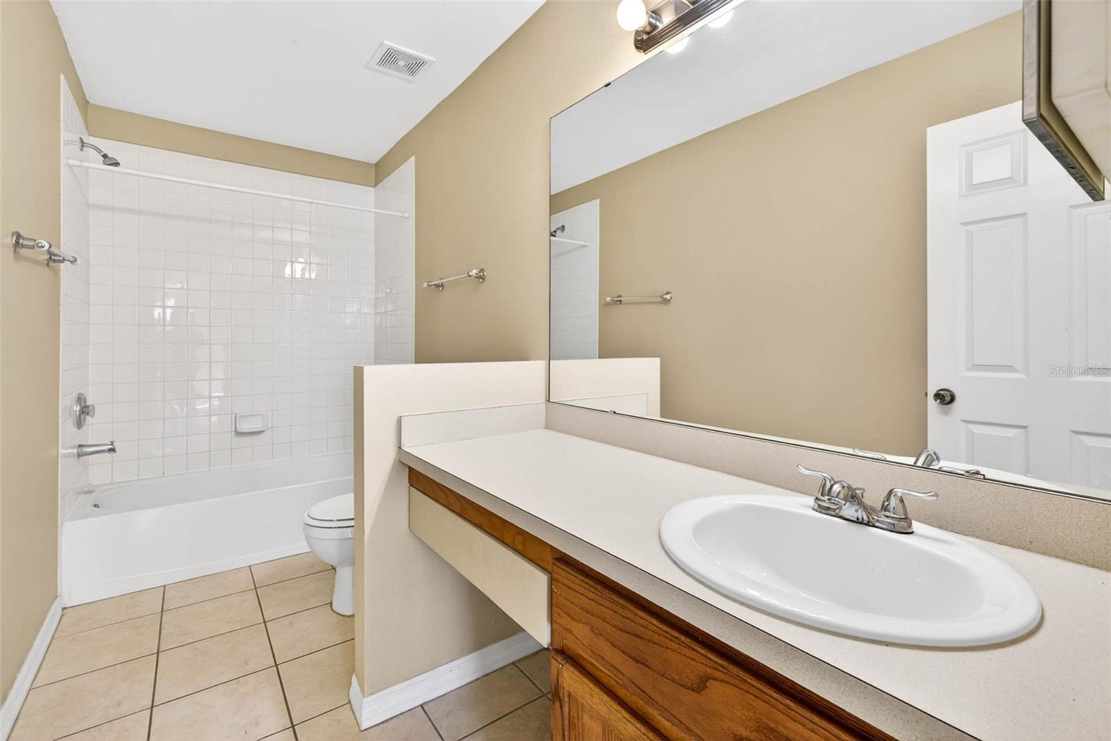 Ensuite bath with full tub