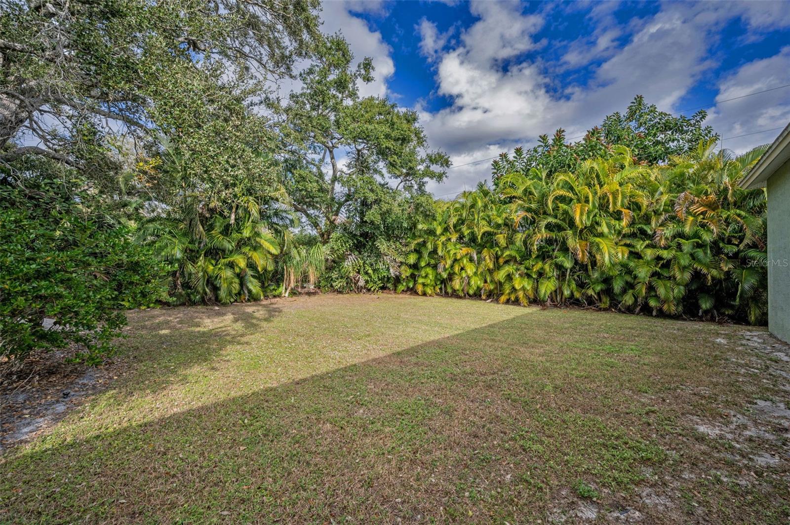 Embrace the flexibility to customize your outdoor space and enjoy the comforts of a country setting while still being 10 minutes from the beautiful beaches and all the urban amenities St. Pete has to offer.