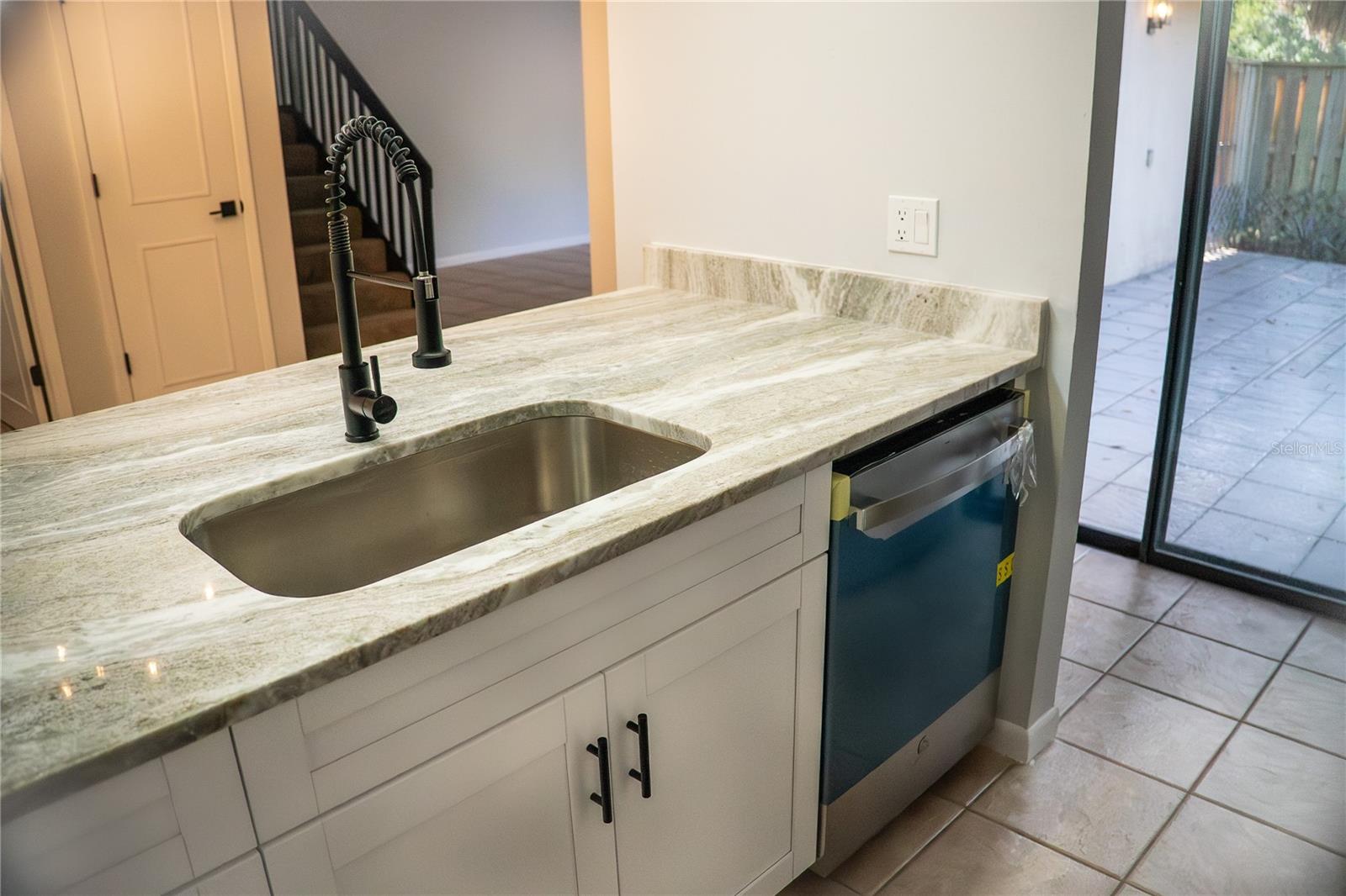 Kitchen- Brand New Applicance!