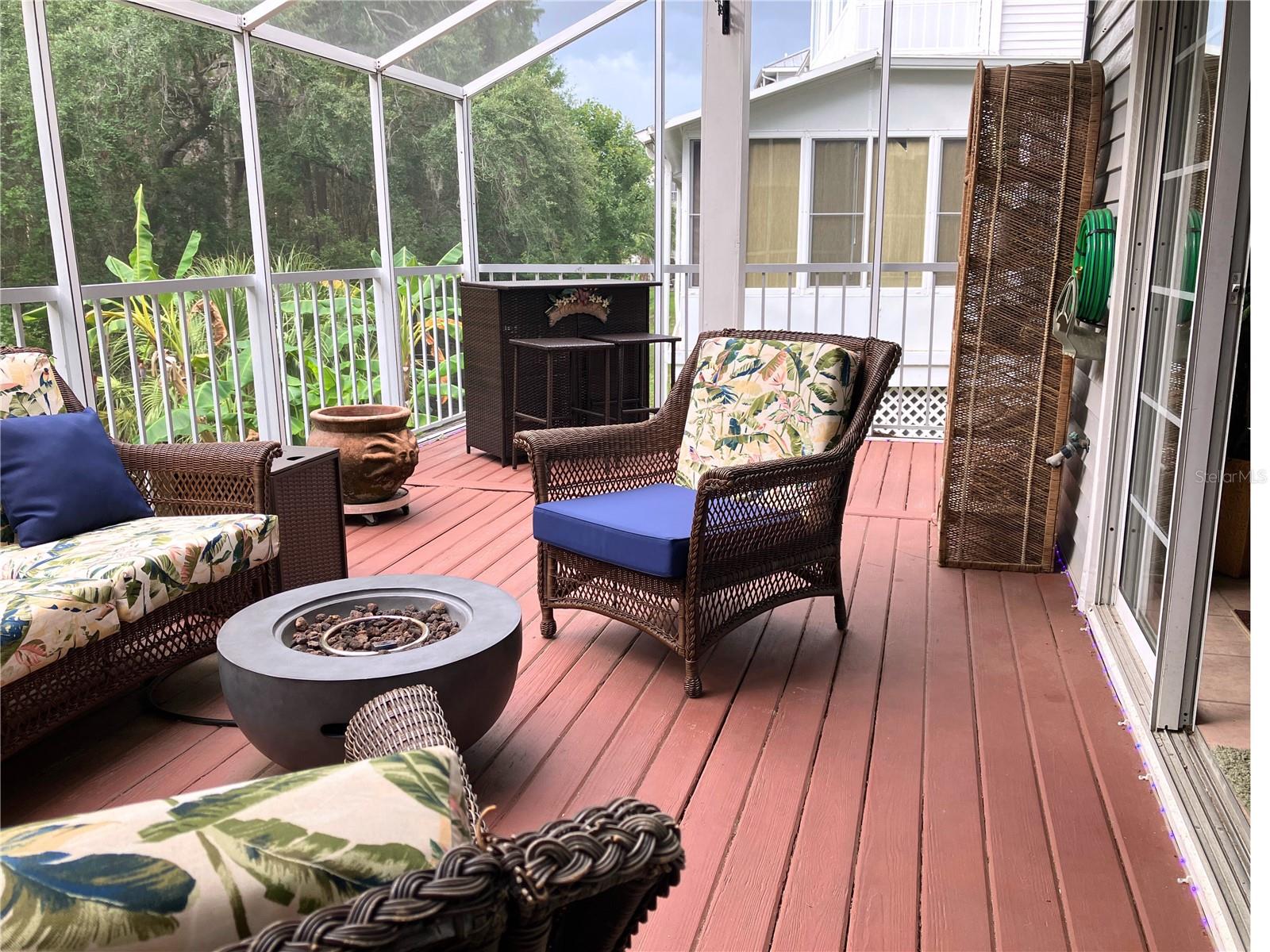 Extra living space on the enclosed balcony