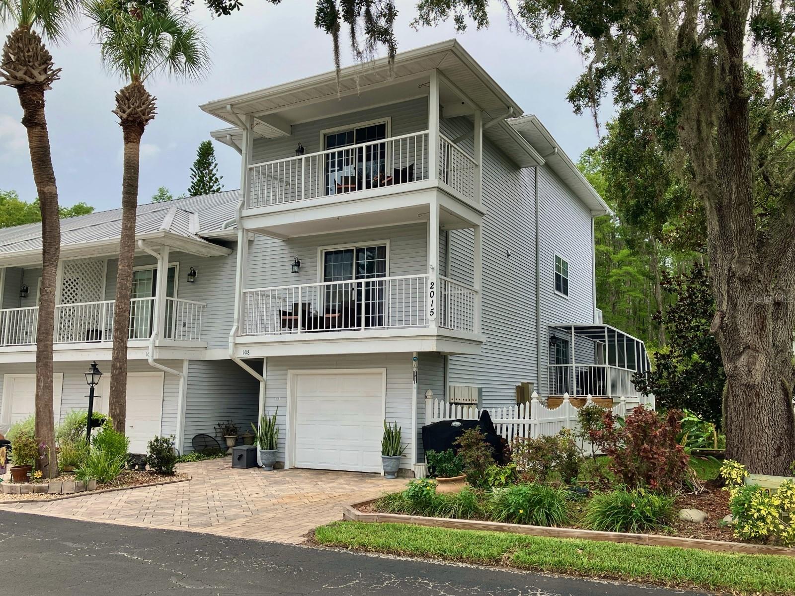 Spacious corner unit with great views