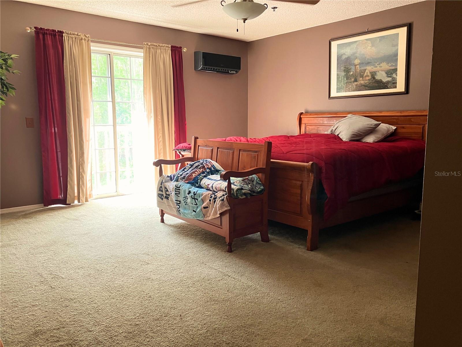 Large open space in primary bedroom