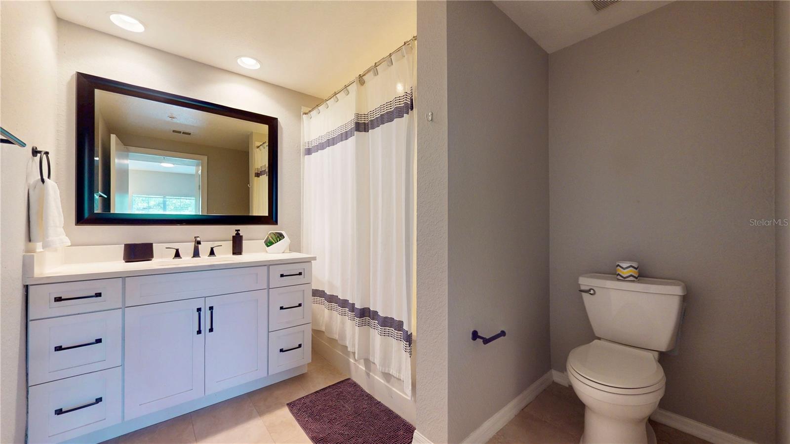 Second bathroom with tub