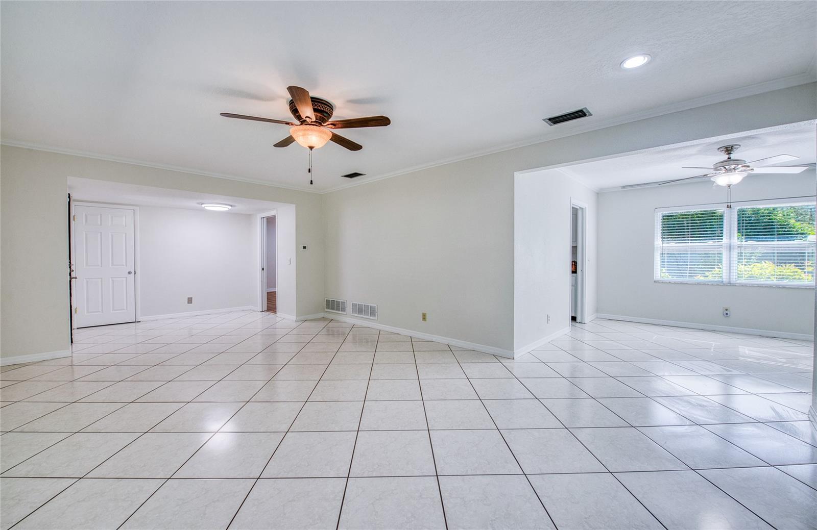 Living Room/Breakfast Area