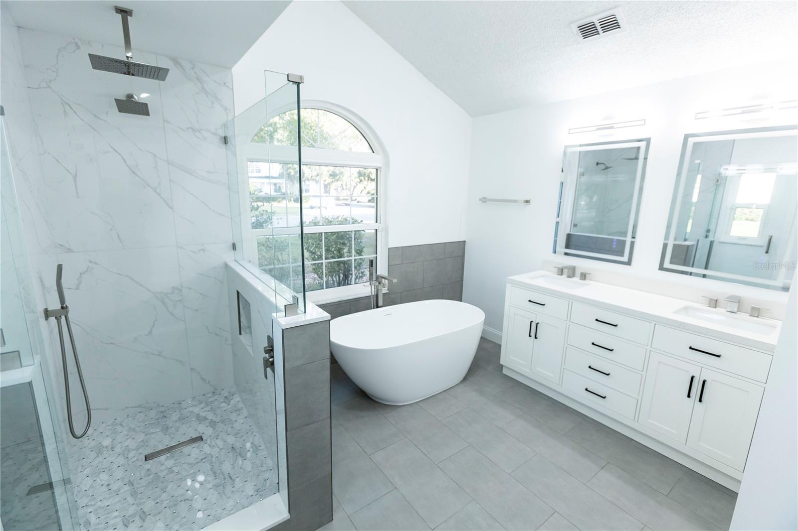 Walkin-in Shower Primary Bathroom