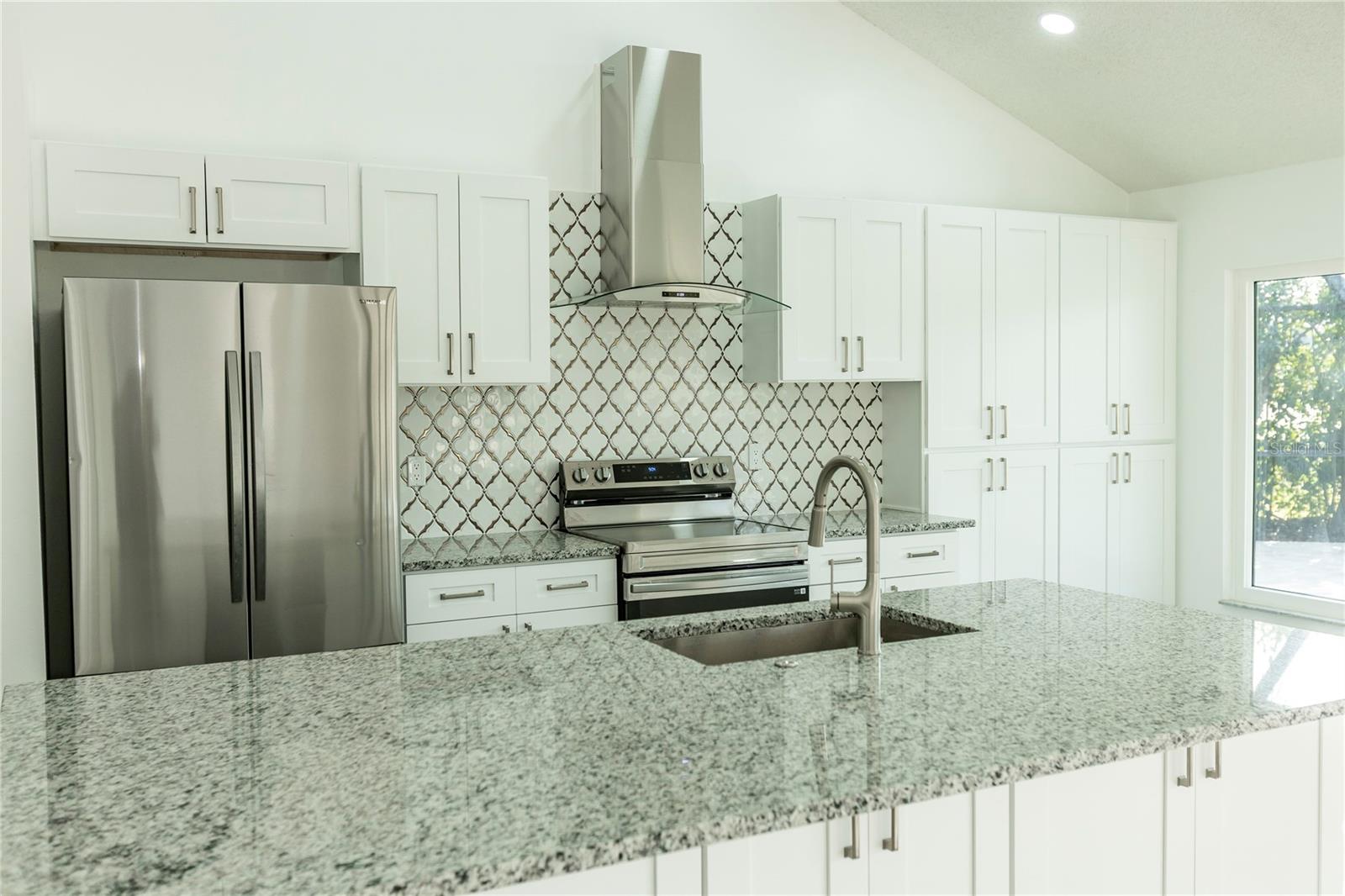 Kitchen w/center island