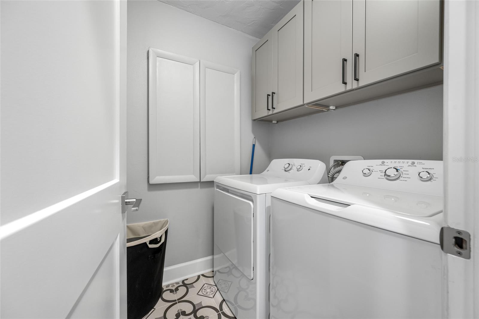 Laundry Room - Washer & Dryer Stay