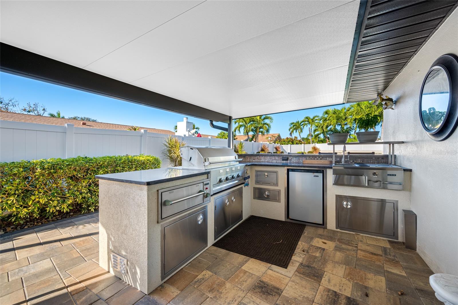 Luxor warming tray, Lazyman Propane Grill, Bar Fridge, bar sink w/condiment trays and integrated ice storage -Perfect for relaxing with family or entertaining with friends