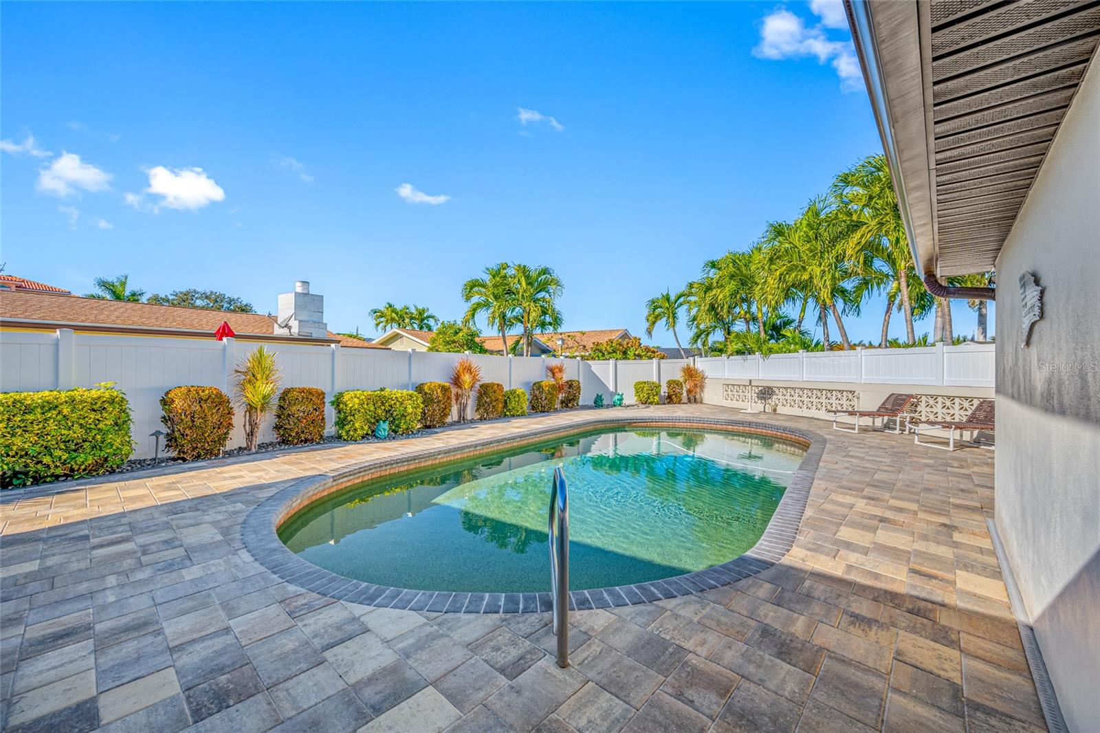Beautiful Sparkling Pool - The yard is fully fenced