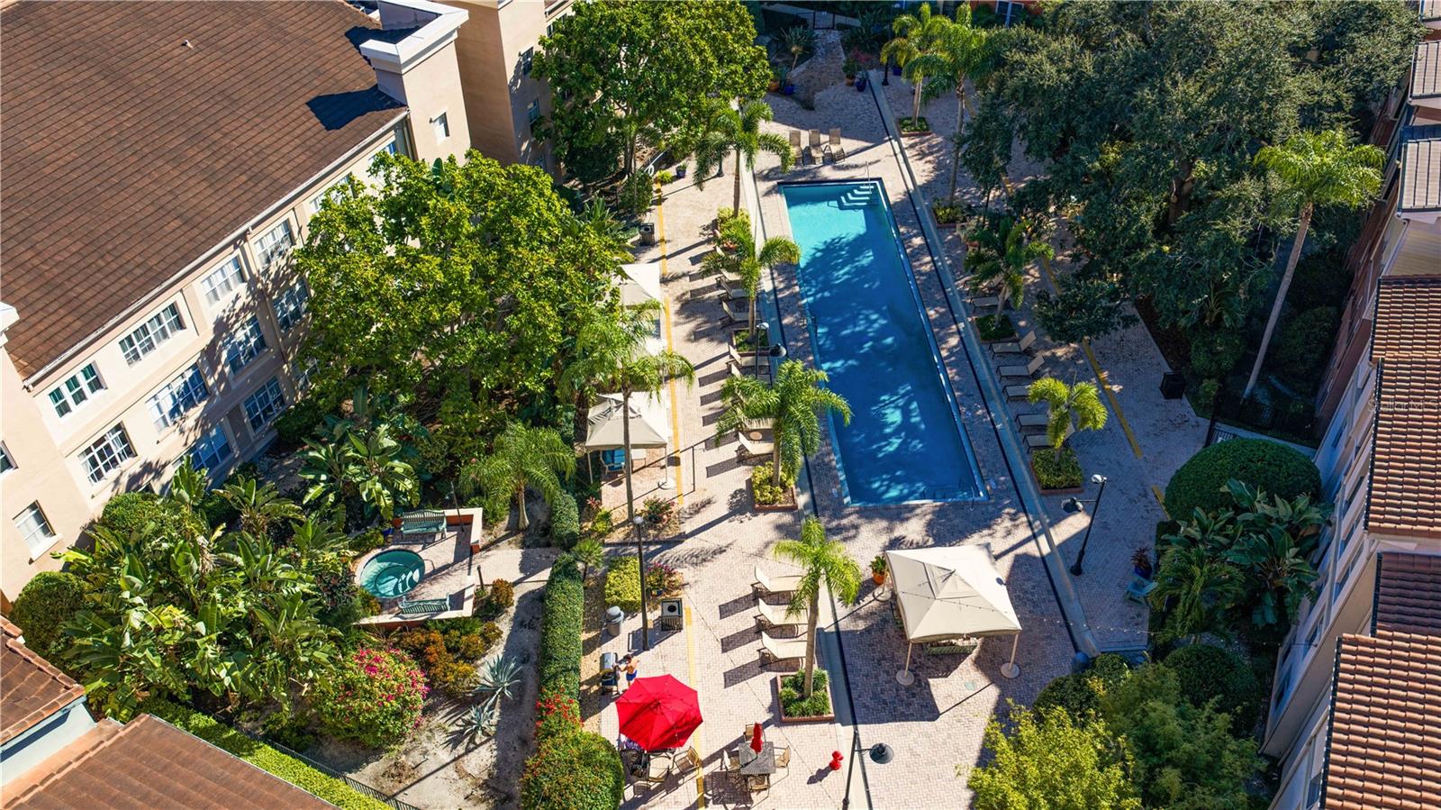 Pool/Hot tub/Grill/Lounge