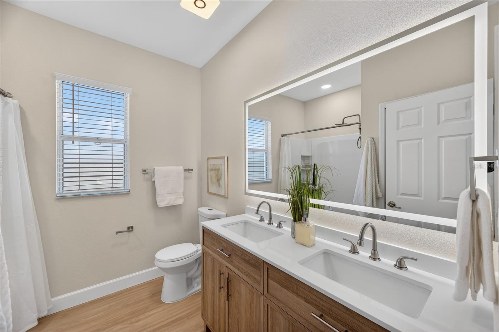 Main Bathroom (2nd floor)