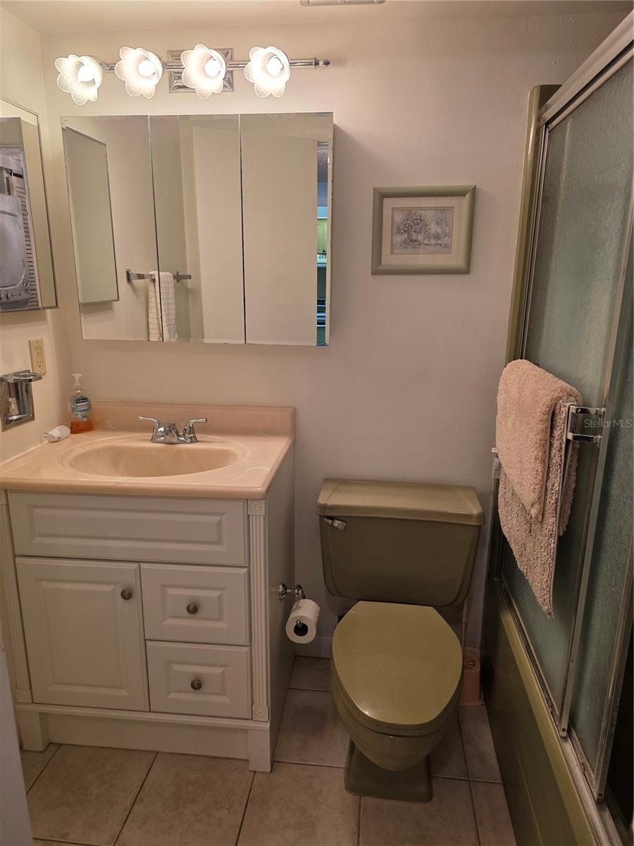 Full easy maintenance bath.