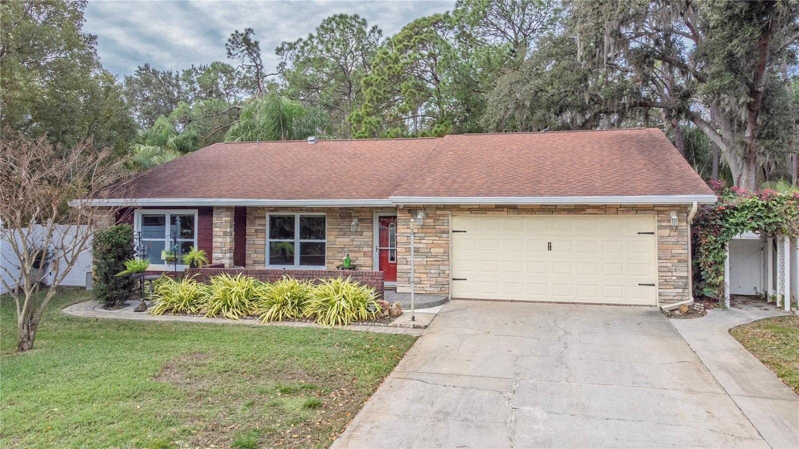 Welcome home to 1120 Lanyard St in Palm Harbor!