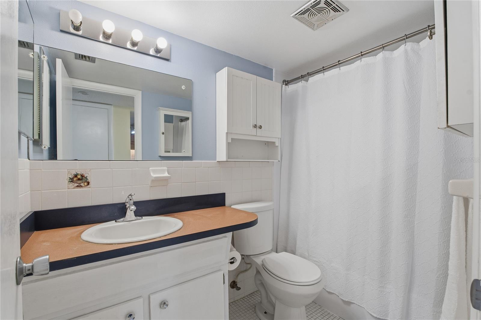 SHOWER/TUB COMBO IN THE BATHROOM