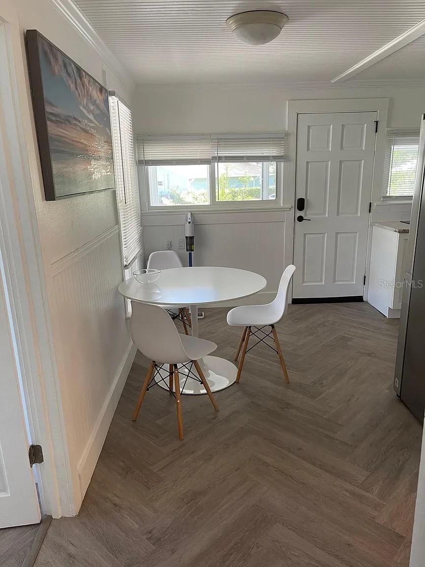 Eat-in area in the kitchen