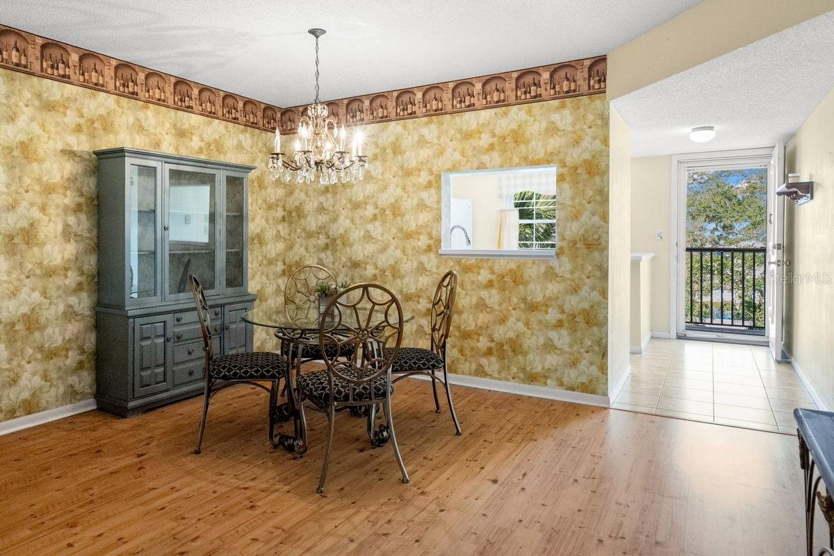 Dining Area / Foyer